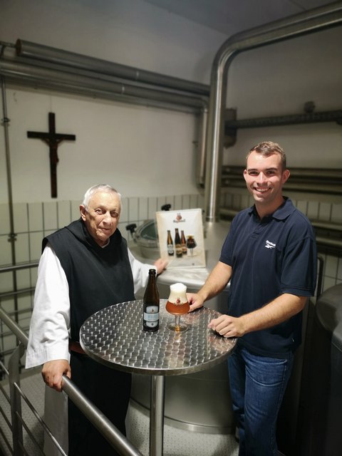 Pater Hubert Bony heißt den neuen Braumeister des Stift Engelszells, Michael Hehenberger, herzlich willkommen. | Foto: Stift Engelszell
