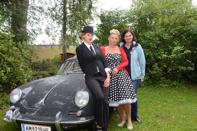 Die Damen passend zum Stil der Autos bekleidet. | Foto: Pointinger/BRS