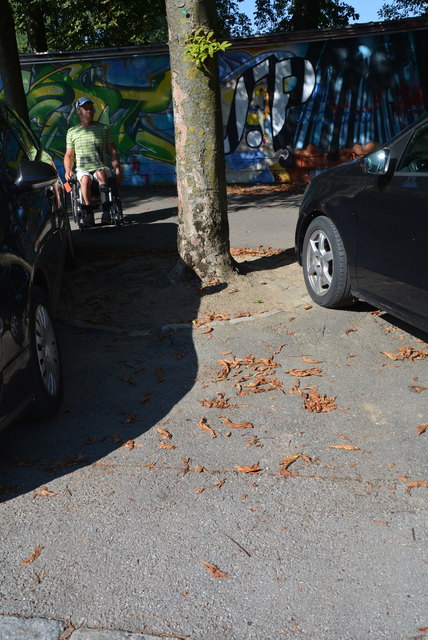 Der Boden bei den Behinderten-Parkplätzen ist sehr uneben und eng.