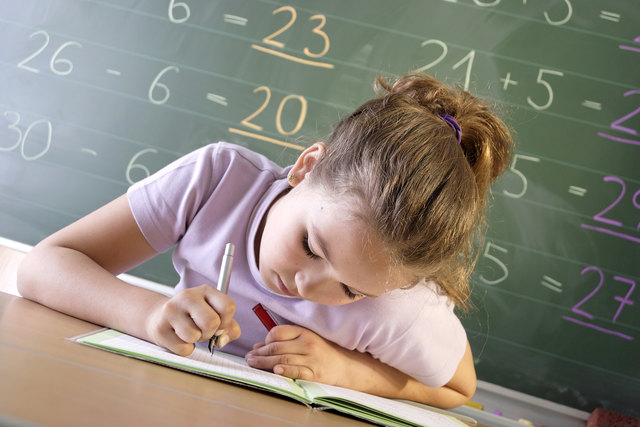 Um besser für das neue Schuljahr vorbereitet zu sein, empfiehlt es sich schon in den Ferien, den Stoff zu wiederholen.