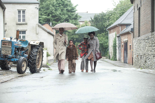 Die Zantokos treffen auf Dorfbewohner, die zum ersten Mal in ihrem Leben einem afrikanischen Arzt begegnen.