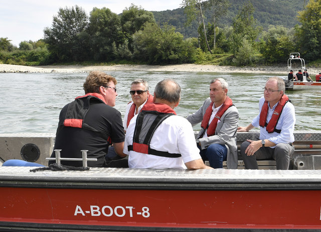 Mit den Flachwasser-Einsatzbooten der Feuerwehr ging es hinaus auf die Donau zur Mündung des Nebenarms Rührsdorf/Rossatz