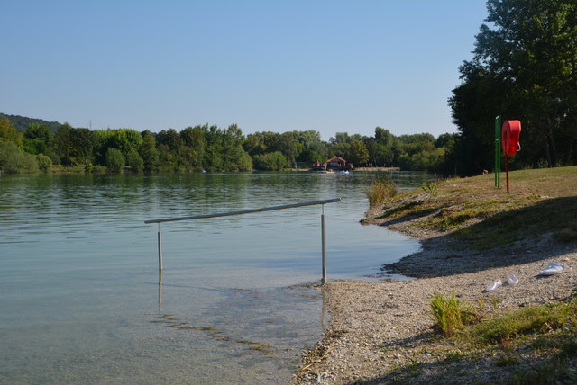 Ein Geländer soll den Zugang zum Ratzersdorfer See erleichtern.