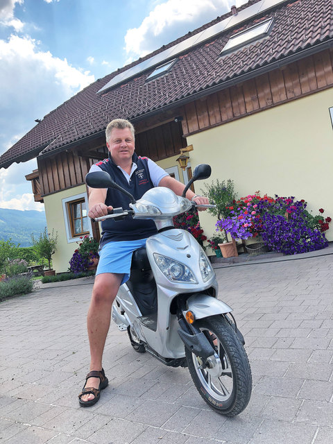 Klaus Repetschnigg ist "on the highway to Tamsweg". Sein E-Bike hat eine Reichweite von ungefähr 60 Kilometern.