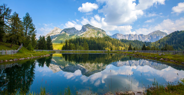 ...spiegelt sich im Speichersee auf dem Ladenberg