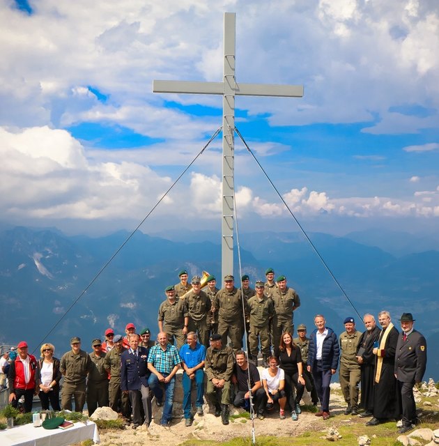 Weihe des Pionierkreuzes am Krippenstein. | Foto: Bundesheer / Mickla