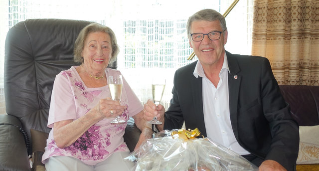 Mit einem Gläschen Sekt stießen Lydia Knittel und Bgm. Hansjörg Fuchs auf den Geburtstag an. | Foto: privat