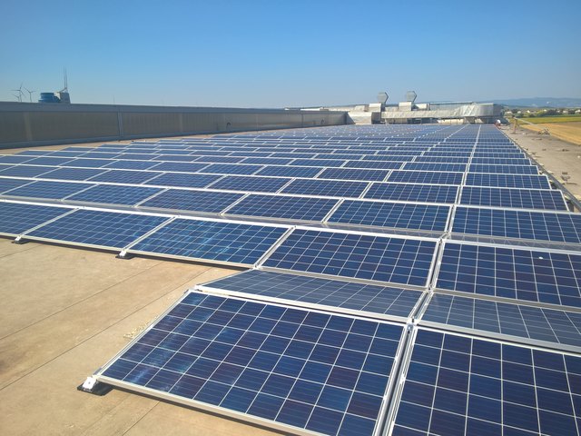 Die Anlagengröße von 502,97 kWp entspricht einem Bedarf von 120 Haushalten zu 4 Personen. Das CO2 Einsparungspotential entspricht in etwa 293 Tonnen pro Jahr.