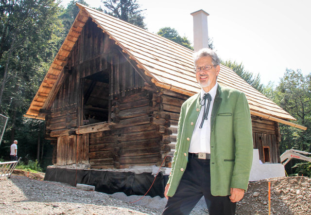 Sie steht jetzt im Freilichtmuseum in Großgmain, die Rainerkeusche aus Ramingstein. Christoph König, ehemaliger Landessanitätsdirektor, ist dort aufgewachsen. Gelebt hat er dort bis er zehn Jahre alt war und danach das Borromäum in Salzburg besuchte. Die Ferien verbrachte er weiterhin in Ramingstein.
