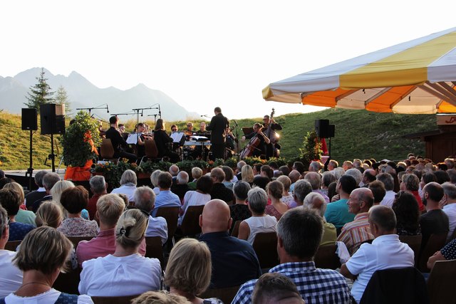 Das Salonorchester Bischofshofen bot bekannte Melodien beim Konzert am Berg auf 1.500 Metern Seehöhe in St. Johann-Alpendorf.