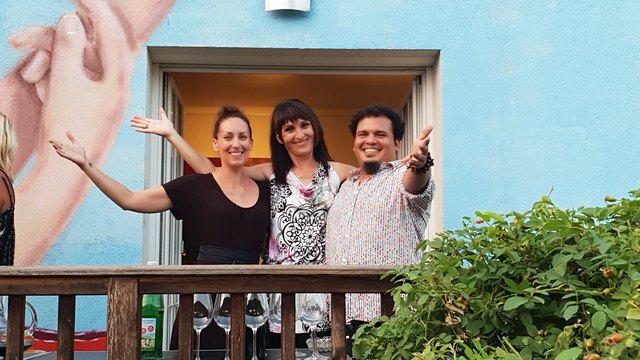 Die Veranstalter Nora Demattio und Víctor Sales laden gemeinsam mit der Künstlerin Cleo Ruisz (m.) zur Finissage ins Art House Project. | Foto: Art House Project