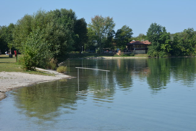 An zwei Stellen ist am Ratzersdorfer See ein Geländer montiert. Ein Steg zum Wasser wäre hier für Rollstuhlfahrer optimal.