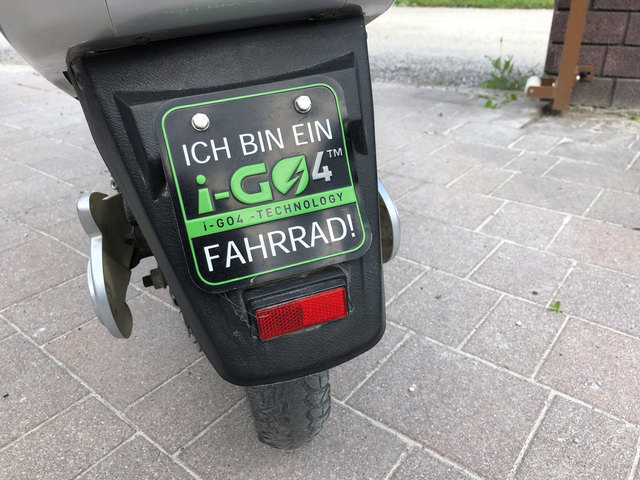 Kein Kennzeichen, aber dafür eine Info-Tafel "Ich bin ein Fahrrad".
