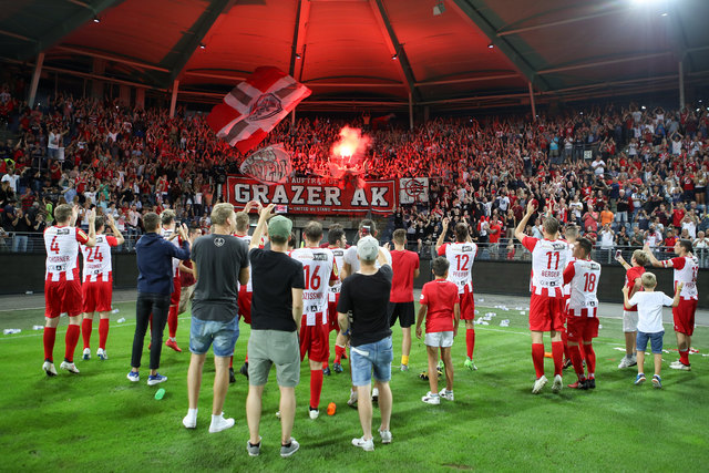 Jubelstimmung: Die GAK-Kicker ließen sich feiern.