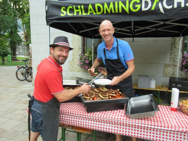 Bürgermeister Jürgen Winter und Lois Wanke sorgten für Speisen, die Gemeinde-Mitarbeiter für Musik, Ambiente und Getränke bei der diesjährigen „Donksche-Feier“ im Rathauspark. | Foto: KK