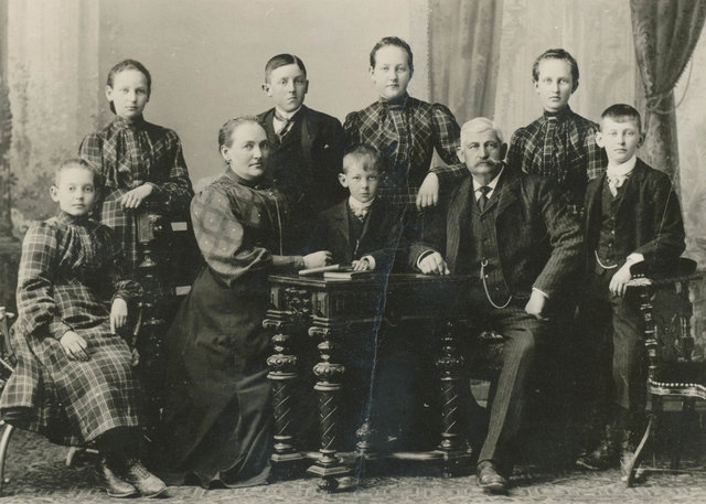 Die Rösslwirt-Familie um 1900, die Eltern sind Franz und Elisabeth Pöschl (geb. Schönherr). | Foto: Gemeindearchiv Telfs