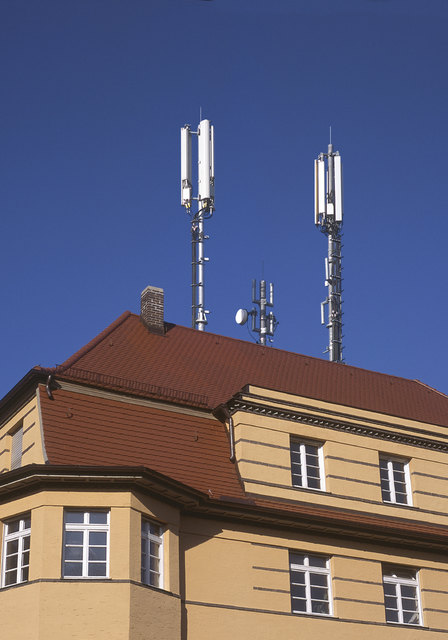 Mit dem 5G-Ausbau wird die Zahl der Mobilfunkantennen stark zunehmen. Allerdings handelt es sich dabei um Mikroantennen in kleinen Boxen mit kleiner Sendeleistung. | Foto: MEV