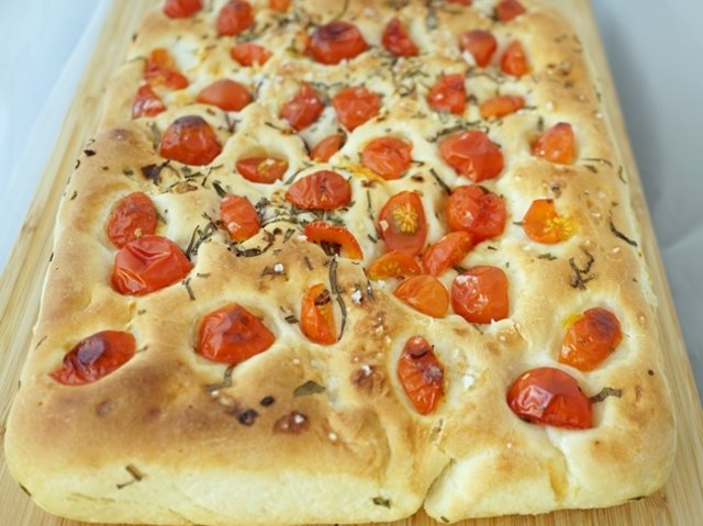 Ofenfrische Focaccia mit frischen Tomaten,
