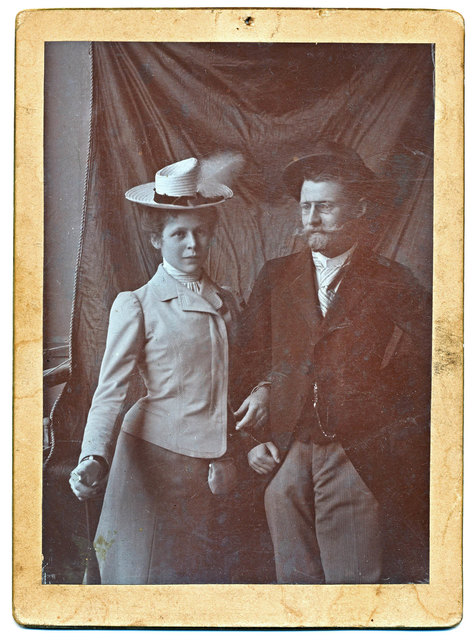 Karl Schönherr mit seiner Telfer Freundin Marie Pöschl, einer Verwandten der Rösslwirt-Familie (Foto aus 1900). | Foto: Gemeindearchiv Telfs
