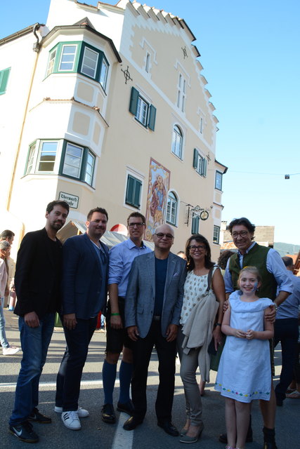 Feierliche Enthüllung der neuen Rössl-Fassade beim Telfer Dorffest im Juli 2018.