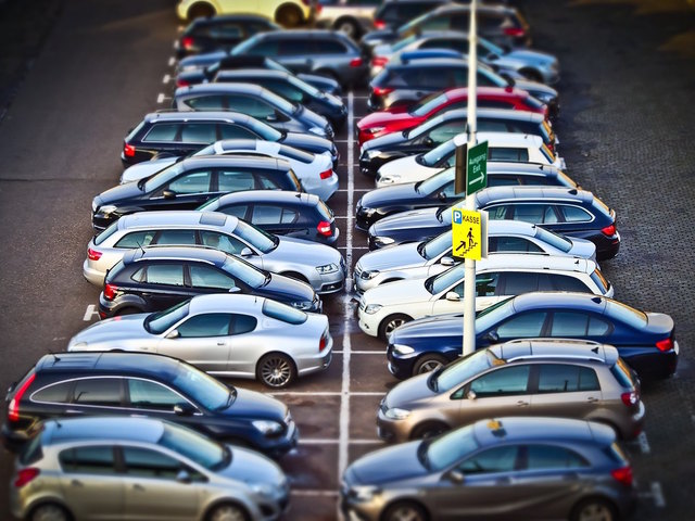 Geparkte Autos heizen sich in der Sonne bis auf bis zu 70 Grad auf.