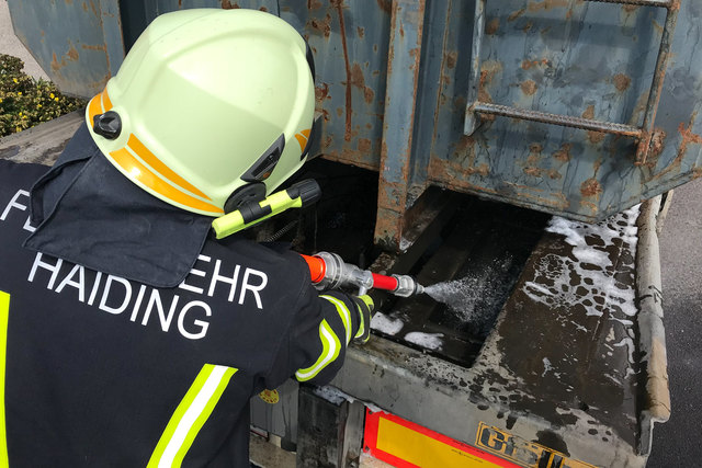 Die Einsatzkräfte löschten den Brand des Lastwagenreifens.