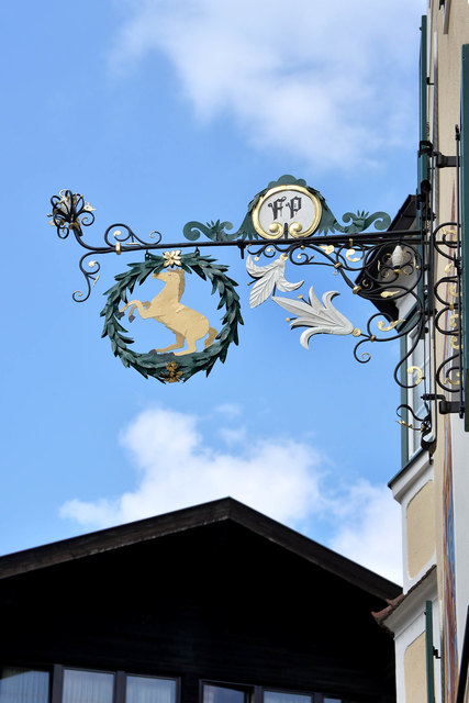 Das restaurierte Wirtshaus-Schild „Rössl“ und die Initialen F. P. für Franz Pöschl. | Foto: Dietrich