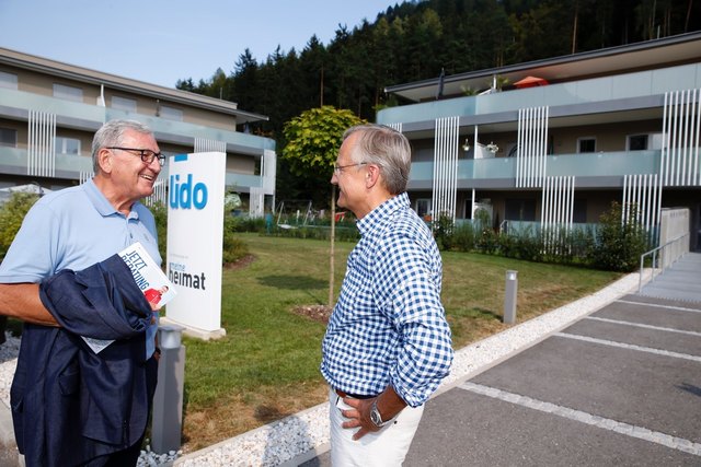 Oskar Seidler mit Vorstandsvorsitzendem Helmut Manzenreiter vor der neuen meine heimat-Wohnanlage „Lido Landskron“.