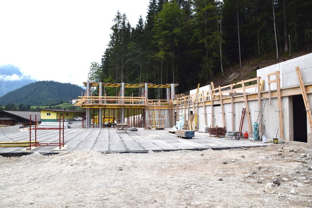 Die Betonarbeiten für das neue Verwaltungsgebäude sind abgeschlossen (li. hi. die Zentrale mit angebautem Bürotrakt (gelb) in Niedersee).