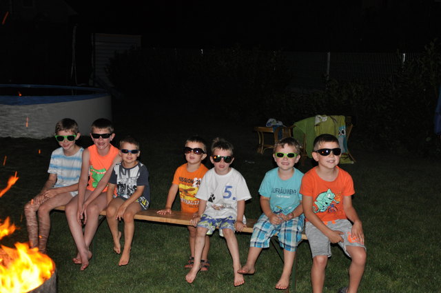 7 coole Boys beim Lagerfeuer mit "Schutzbrille"