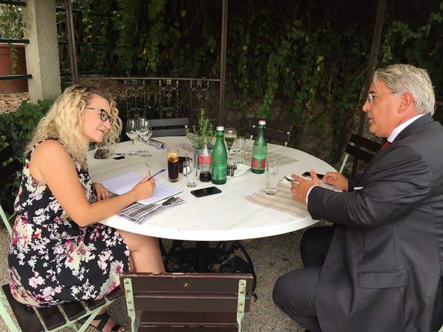 Bezirkschef Ernst Nevrivy macht im Gespräch mit bz-Redakteurin Conny Sellner einmal mehr klar, was er über die Stadtstraße denkt. | Foto: BV22