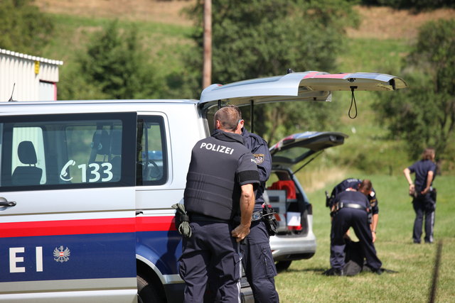 Anziehen der kugelsicheren Westen. Großaufgebot der Polizei in Grafenbach.