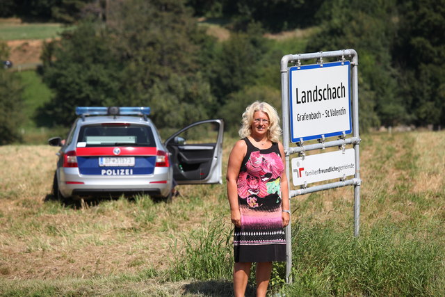 Bürgermeisterin Sylvia Kögler und die Bezirksblätter mitten in der Fahndung. An allen Ecken stand Polizei.