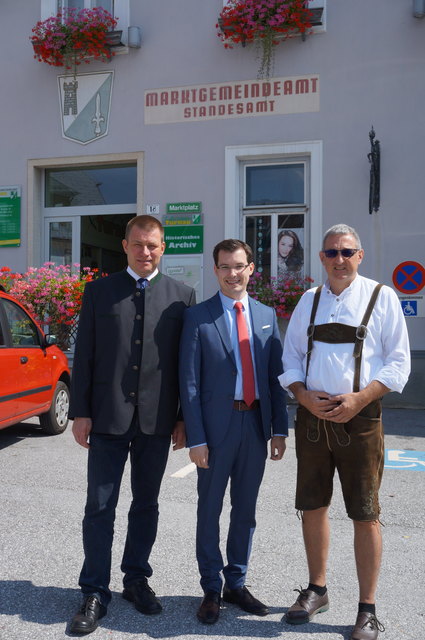Vor dem Gemeindeamt in Turnau: Gerald Lenger (FPÖ Turnau), LAbg. Bgm. Stefan Hofer, VBgm. Rudolf Smolej (v.l.n.r.)