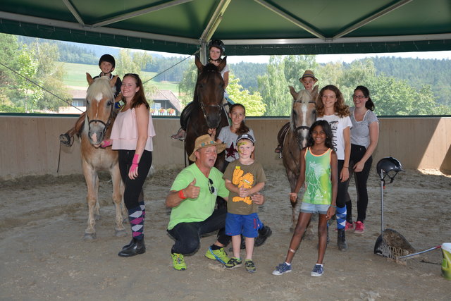 Auf das Pferd gekommen: Die EKI-Gruppe Vorau organisierte einen Spiele- und Reitnachmittag beim Waldhof Muhr.