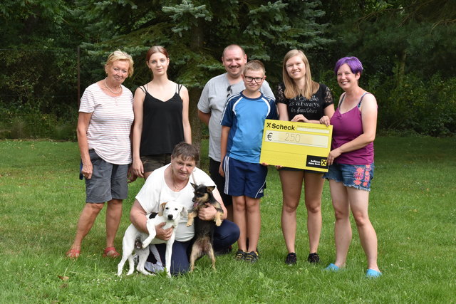 Elisabeth Wöber, Denise Baumgartner, Alexander Böhm, Tobias Böhm, Jennifer Böhm und Michaela Jaskulski. Im Vordergrund Eleonore Schandl mit ihren Hunden. | Foto: Foto: Julia Bartl