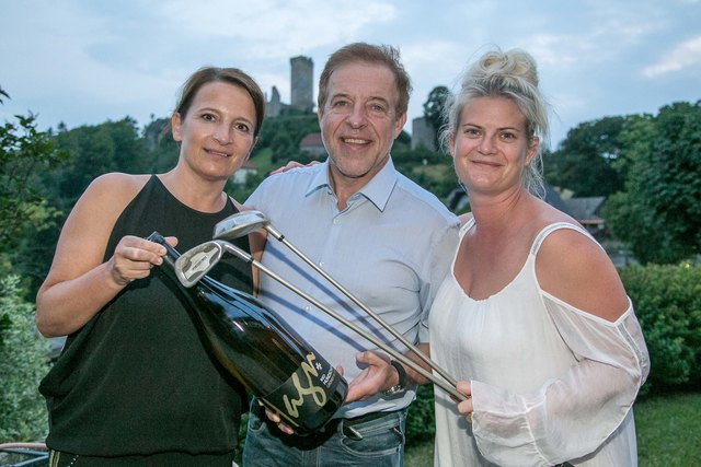 Von links: Hoftaverne Atzmüller-Chefin Doris Atzmüller, Winzer Wolfgang Hagn, Golfclub Sterngartl-Managerin Brigitte Engleder | Foto: Jobst
