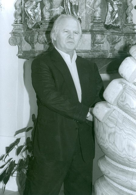 Prof. Anton Lehmden 1995 in der Pfarrkirche Kleinwarasdorf, in der er sieben Kirchenfenster geschaffen hat, 1995