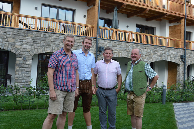 Gerhard Brix (GF Alps Residence), Gerhard Brix jun. (Alps Residence), Stefan Kröll (S2 Plus Bauprojekte) sowie Johann Warter (Bürgermeister Piesendorf)