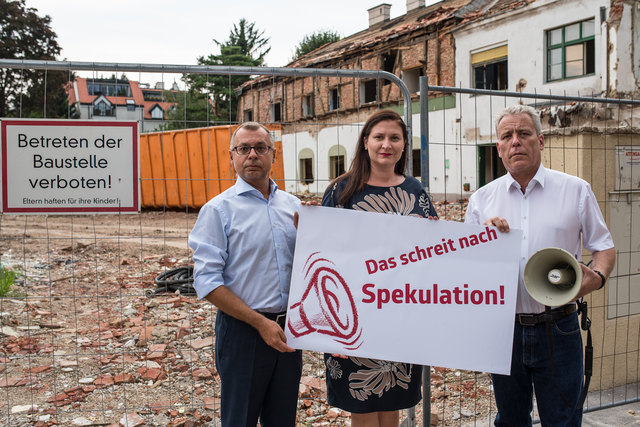Barbara Novak und Thomas Mader protestieren gegen den Abriss.