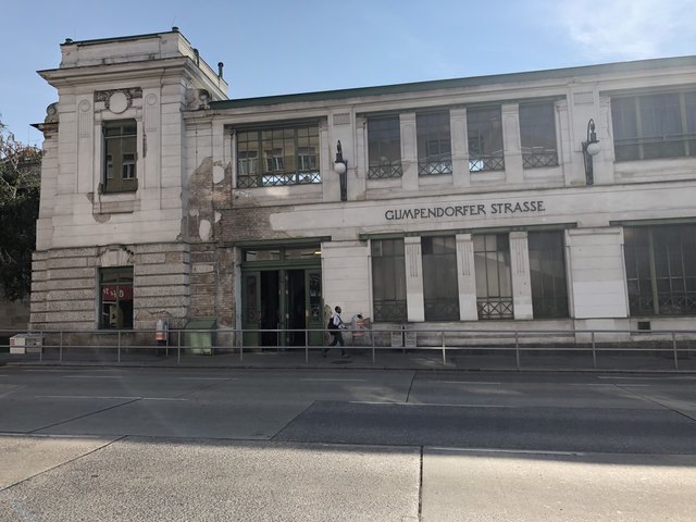Die Fassade der Station Gumpendorfer Straße wird 2020 erneuert.