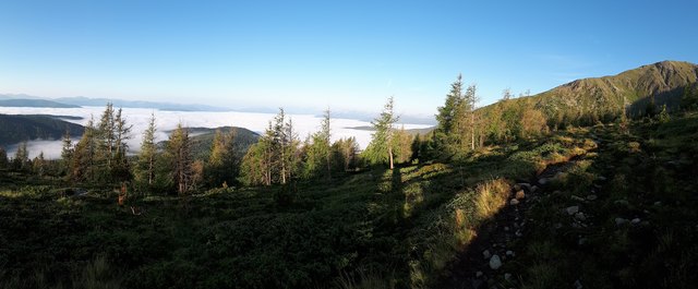 ..lässt die Morgensonne die Berge in einem sanften Licht erstrahlen.