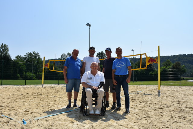 Am 2. September wird gebaggert und gepritscht: Gemeindemitarbeiter mit Bürgermeister Josef Haberl und Vize. Ewald Deimel am neuen Beachvolleyballplatz in Ottendorf.