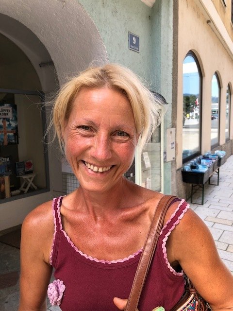 "Ein Kaffee und eine Zigarette, das reicht mir völlig! Essen brauche ich bei der Hitze nichts." – Sabine H., Adnet.