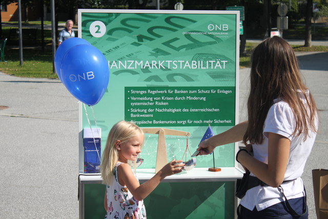Den Schilling kennt die kleine Dame nicht mehr, aber über den Euro konnte sie auch etwas lernen. | Foto: OeNB