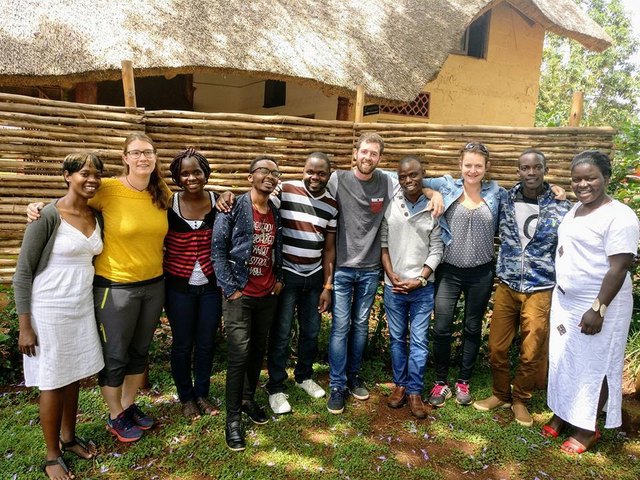 Ein Teil des Teams aus Österreich (Daniela Kneidinger, 2. v. l.) besuchte im November 2017 das Team in Uganda.