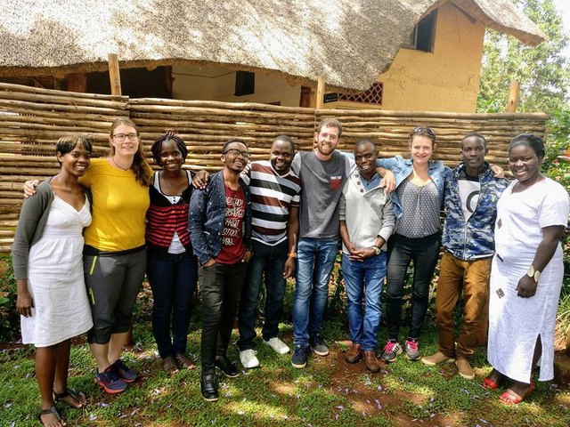 Ein Teil des Teams aus Österreich (Daniela Kneidinger, 2. v. l.) besuchte im November 2017 das Team in Uganda. | Foto: Tugende Together