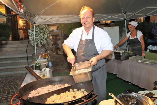 Wie Urlaub – und doch zu Hause: Calamari und Garnelen aus der Pfanne von Sigi Pilich ließen Feriengefühle aufkommen.