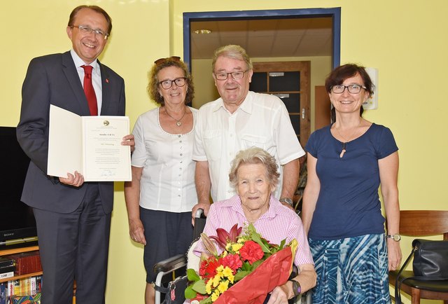 „Bis zum nächsten Jahr zu Ihrem 106. Geburtstag“, hieß es zur Verabschiedung von Seiten des Bürgermeisters.  Matthias Stadler, Schwiegertochter Sonja und Sohn Franz Ertl sowie Heimleiterin Daniela Kaufmann wünschen Amalia Ertl alles Gute für ihr nächstes Lebensjahr. | Foto: Josef Vorlaufer