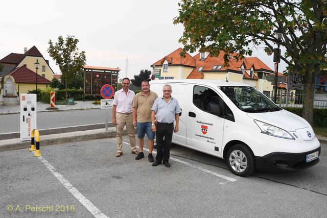 Amtsleiter Harald Nirschl, Bauhofleiter GR Alexander Keller und Bürgermeister Ferdinand Köck präsentieren die neuen Ladestationen und das neue E-Mobil der Marktgemeinde Gumpoldskirchen.